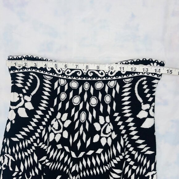 Black & White Patterned Knit Skirt With Intricate Geometric Design - Picture 11 of 12